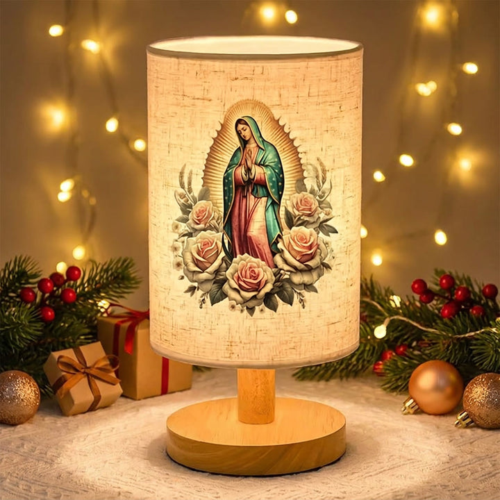 Christianartworkshop Lampe de table avec pied en bois naturel et abat-jour en tissu, représentant Notre-Dame de Guadalupe entourée de roses : porteuse de douces bénédictions protectrices nocturnes. - image 3