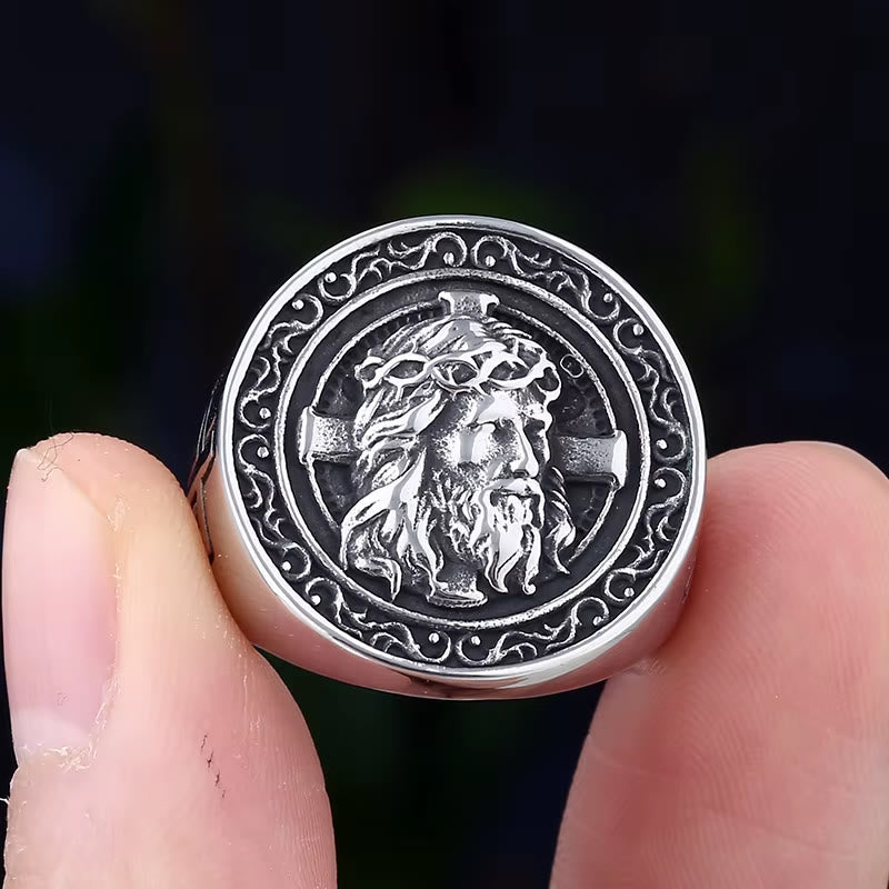 Christianartworkshop Bague chevalière ronde à plaque, ornée d'une couronne d'épines et d'un parchemin représentant Jésus : emblème intemporel d'une foi sacrée inébranlable - image 3