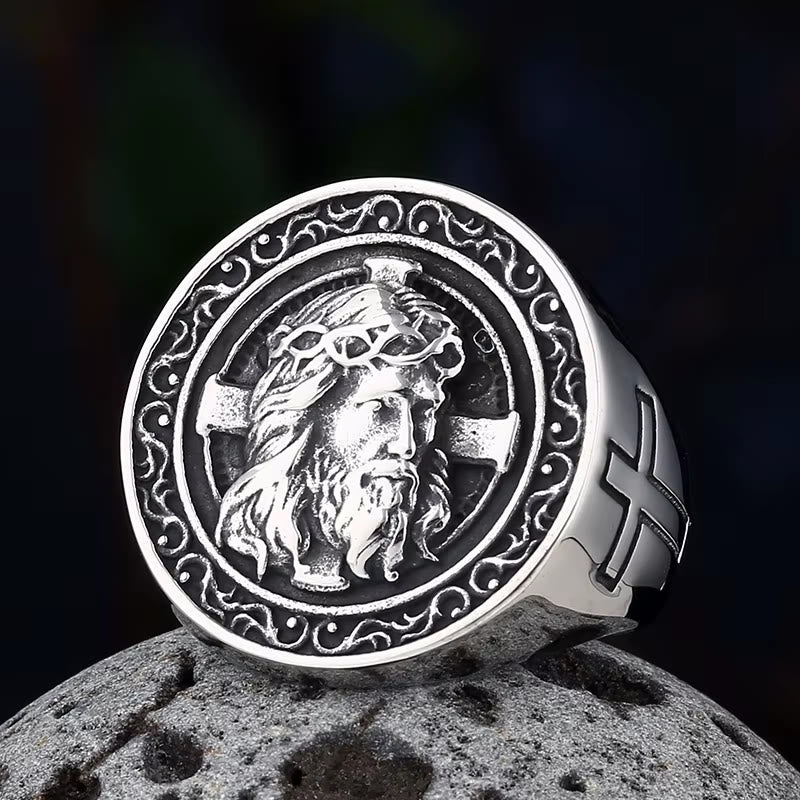 Christianartworkshop Bague chevalière ronde à plaque, ornée d'une couronne d'épines et d'un parchemin représentant Jésus : emblème intemporel d'une foi sacrée inébranlable - Argent - US 13 - image 0
