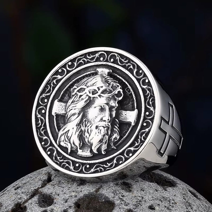 Christianartworkshop Bague chevalière ronde à plaque, ornée d'une couronne d'épines et d'un parchemin représentant Jésus : emblème intemporel d'une foi sacrée inébranlable - Argent - US 13 - image 0
