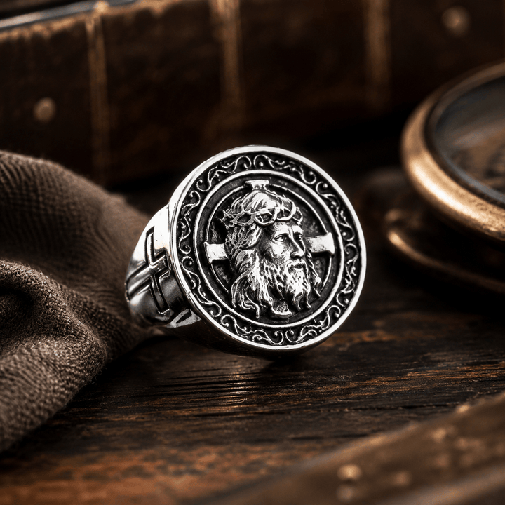 Christianartworkshop Bague chevalière ronde à plaque, ornée d'une couronne d'épines et d'un parchemin représentant Jésus : emblème intemporel d'une foi sacrée inébranlable - image 4