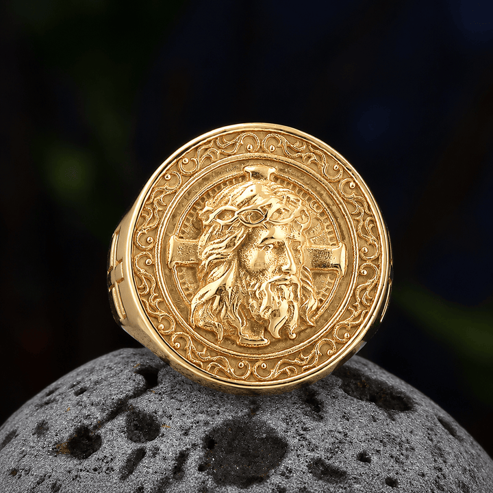 Christianartworkshop Bague chevalière ronde à plaque, ornée d'une couronne d'épines et d'un parchemin représentant Jésus : emblème intemporel d'une foi sacrée inébranlable - Doré - US 13 - image 9