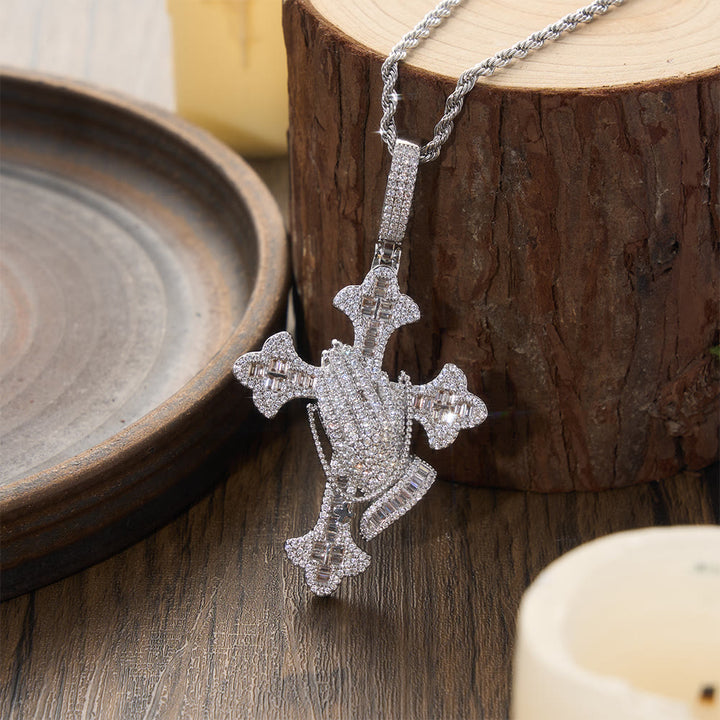 Christianartworkshop Collier pendentif croix mains jointes en prière incrustées de pierres : emblème intemporel de prière sincère et dévote - Argent - image 4