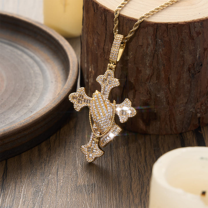 Christianartworkshop Collier pendentif croix mains jointes en prière incrustées de pierres : emblème intemporel de prière sincère et dévote - Doré - image 3