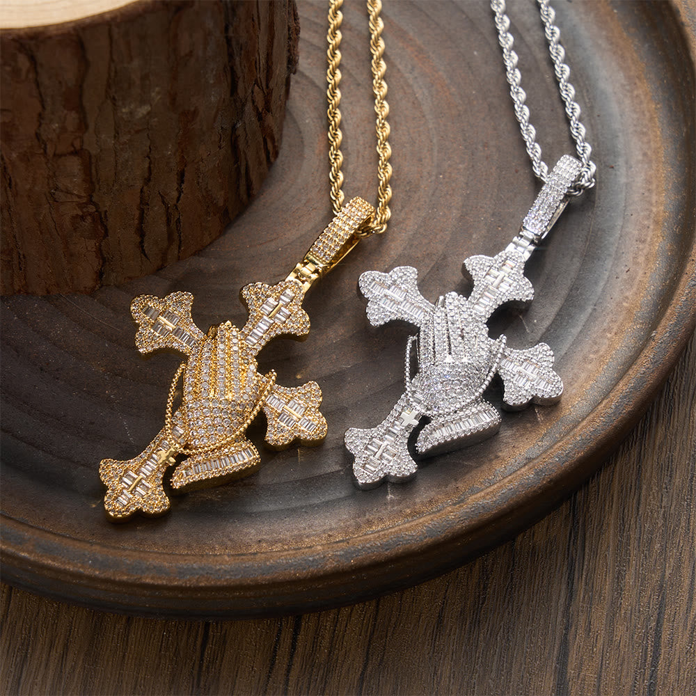 Christianartworkshop Collier pendentif croix mains jointes en prière incrustées de pierres : emblème intemporel de prière sincère et dévote - image 1