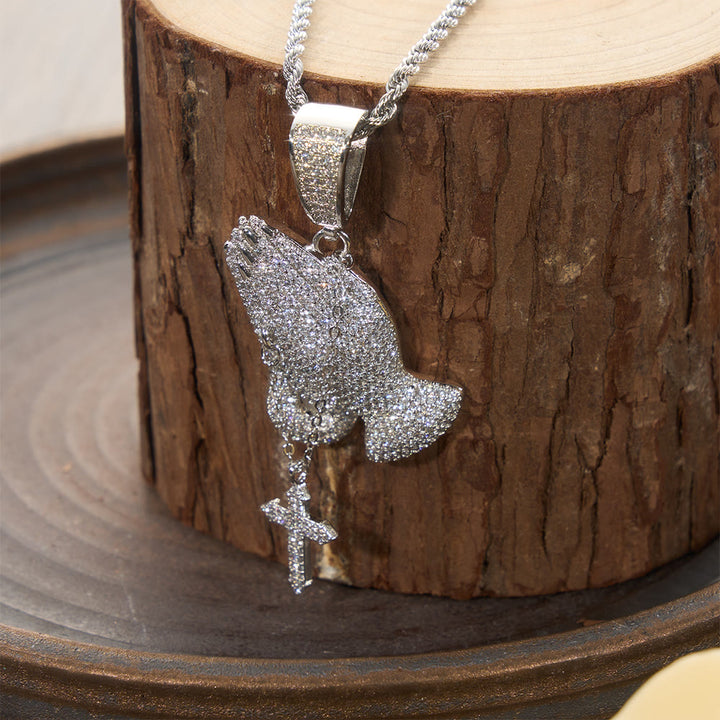 Christianartworkshop Pendentif Mains en prière pavées avec croix suspendue : emblème intemporel de prière sincère et dévote - image 4