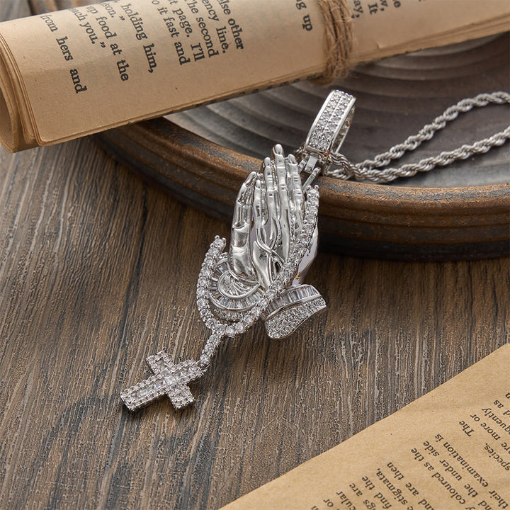 Christianartworkshop Collier Croix Couronne de Pierres Mains en Prière : Emblème Intemporel de Paix Divine Éternelle - Argent - image 3