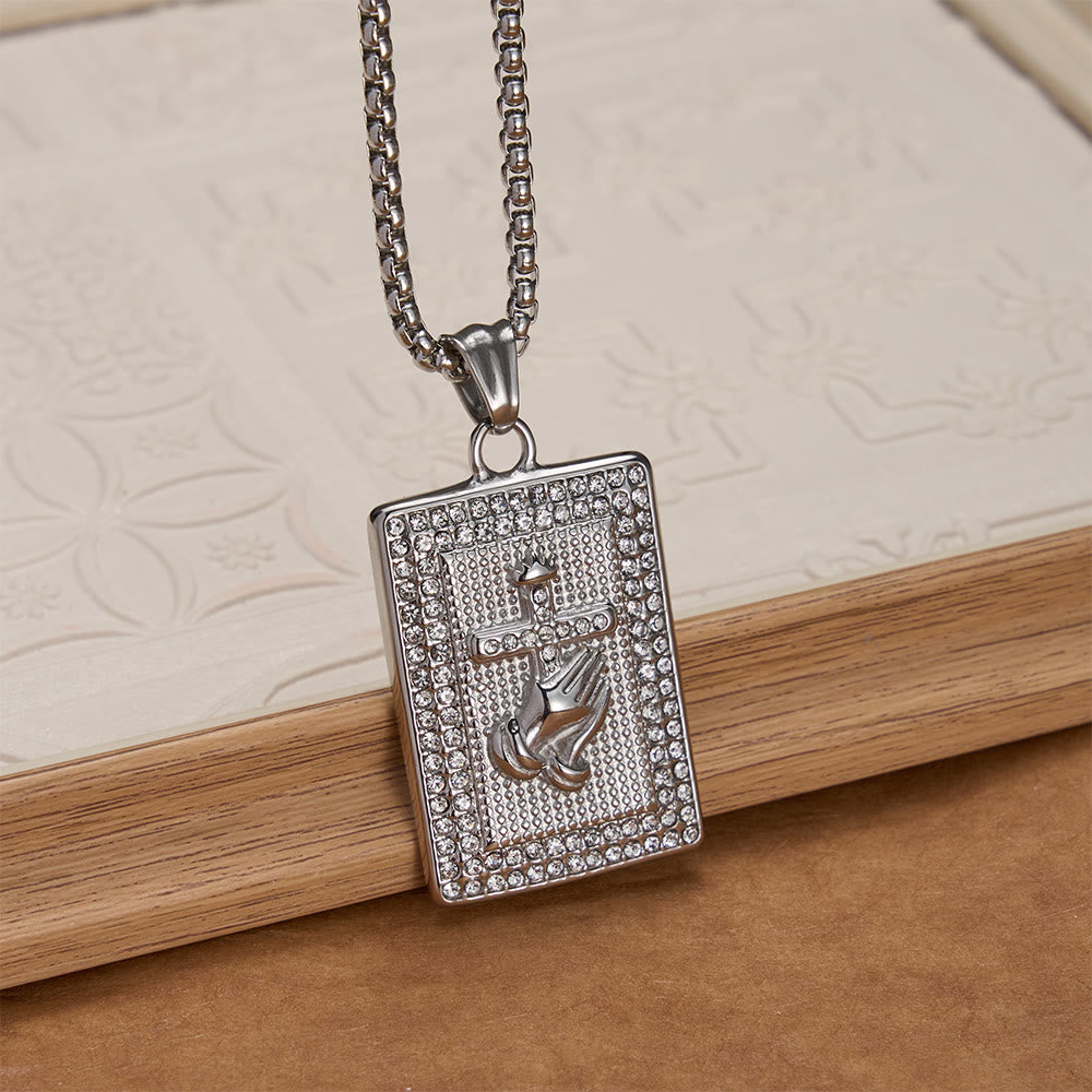 Christianartworkshop Collier à maillons rectangulaires avec pendentif croix et mains jointes en prière : emblème intemporel de prière sincère et fervente. - image 4