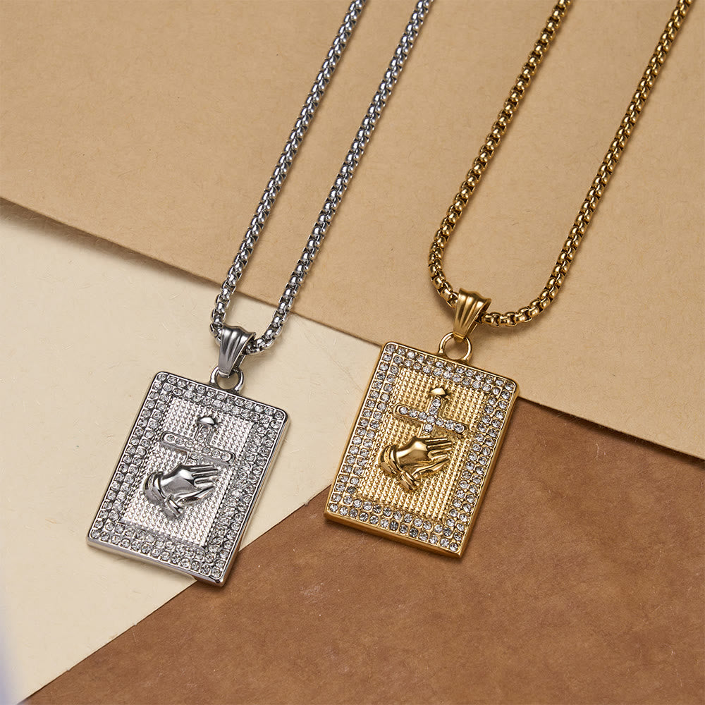 Christianartworkshop Collier à maillons rectangulaires avec pendentif croix et mains jointes en prière : emblème intemporel de prière sincère et fervente. - image 1