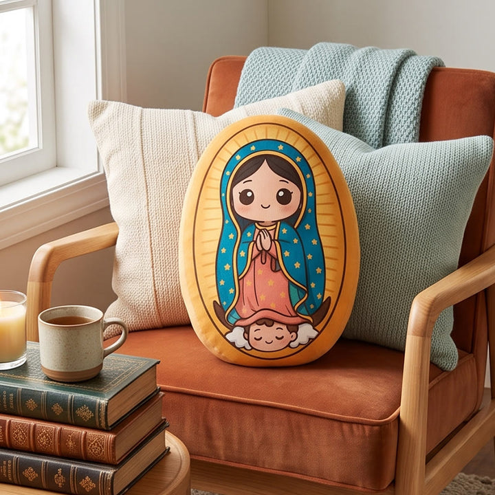 Coussin en peluche mignon en forme de dessin animé de Notre-Dame de Guadalupe, par Christianartworkshop : Décoration intérieure confortable inspirée par la foi - image 3