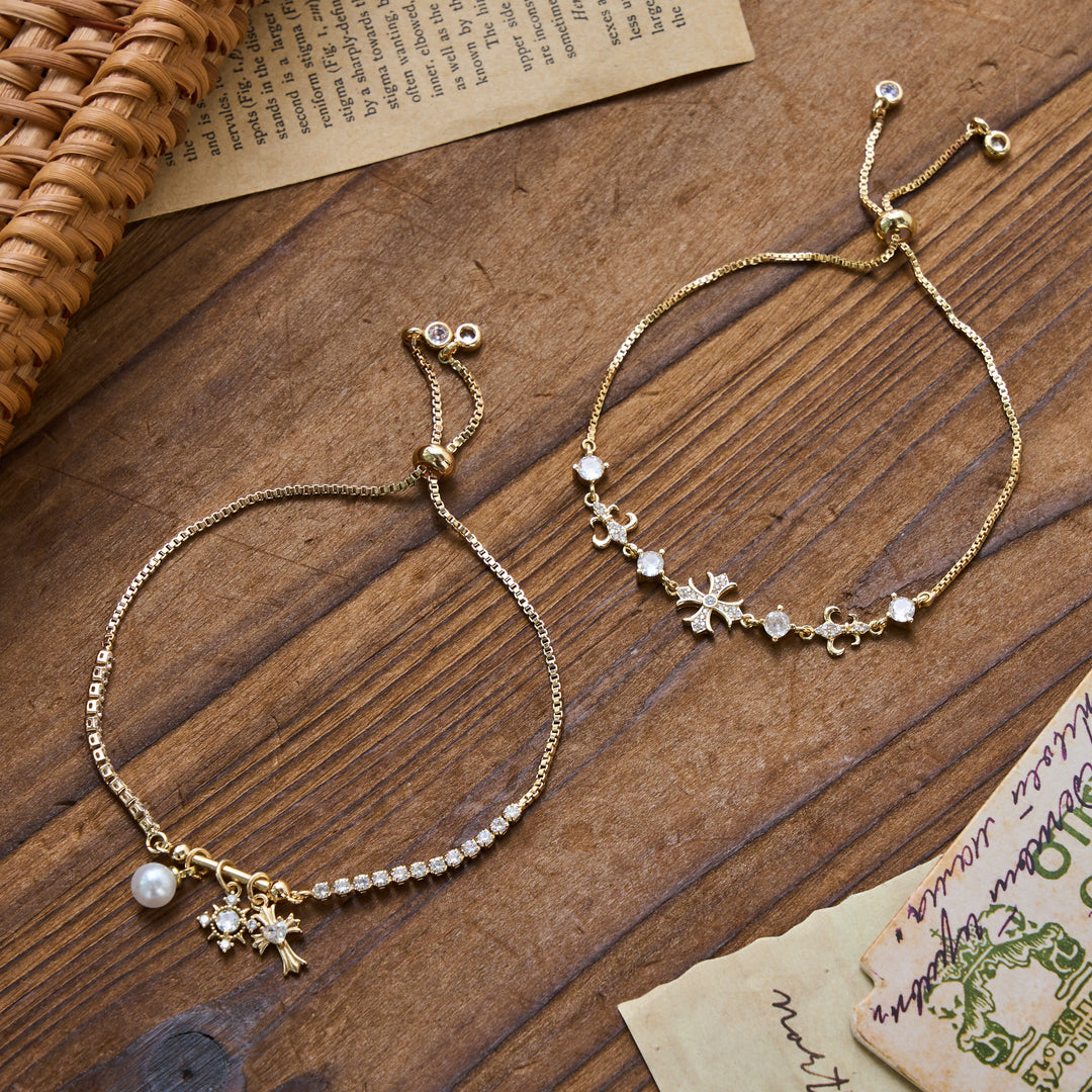Christianartworkshop Bracelet à breloque Croix Sacrée Fleur de Lys : Emblème personnalisé de douce paix céleste - Lot de 2 - Doré - image 1