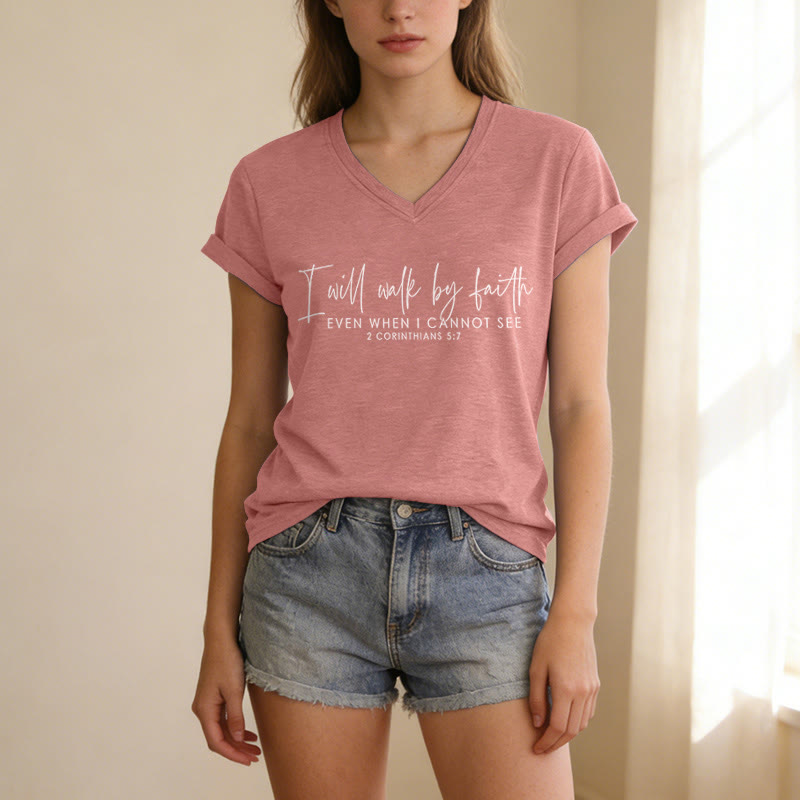 Christianartworkshop T-shirt décontracté à col en V avec verset biblique en double police : « Je marcherai par la foi » - image 17