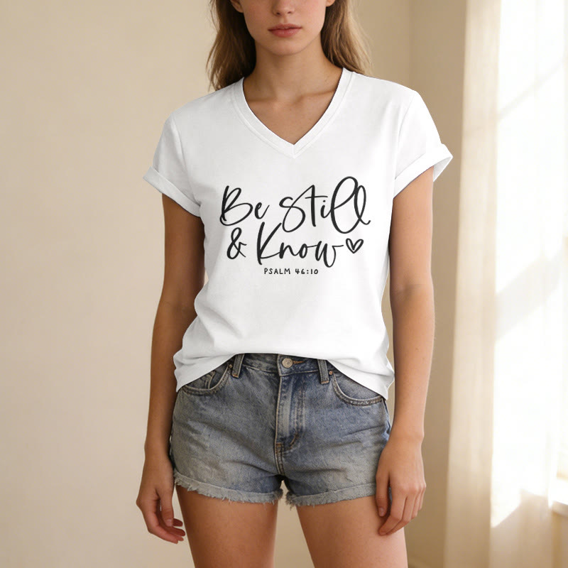 Christianartworkshop T-shirt décontracté à col en V avec un petit cœur en écriture cursive et le verset du Psaume 46:10 - image 21