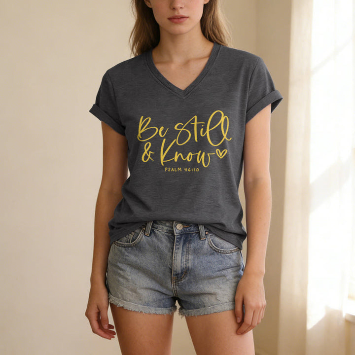 Christianartworkshop T-shirt décontracté à col en V avec un petit cœur en écriture cursive et le verset du Psaume 46:10 - image 11