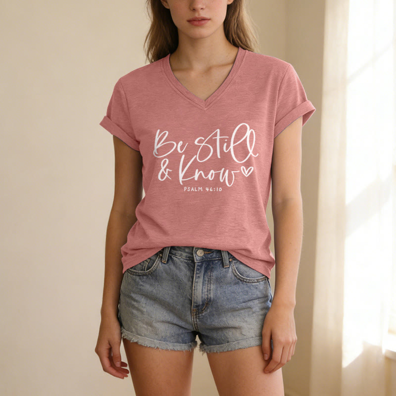 Christianartworkshop T-shirt décontracté à col en V avec un petit cœur en écriture cursive et le verset du Psaume 46:10 - image 17