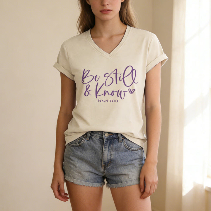 Christianartworkshop T-shirt décontracté à col en V avec un petit cœur en écriture cursive et le verset du Psaume 46:10 - image 3
