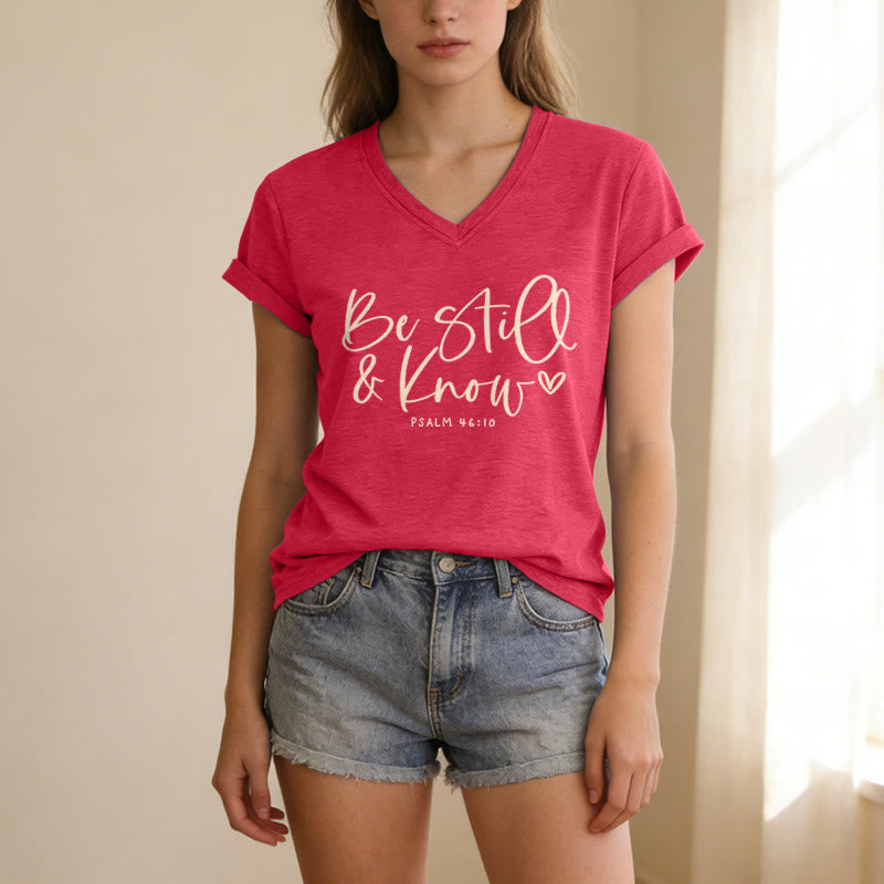 Christianartworkshop T-shirt décontracté à col en V avec un petit cœur en écriture cursive et le verset du Psaume 46:10 - image 7