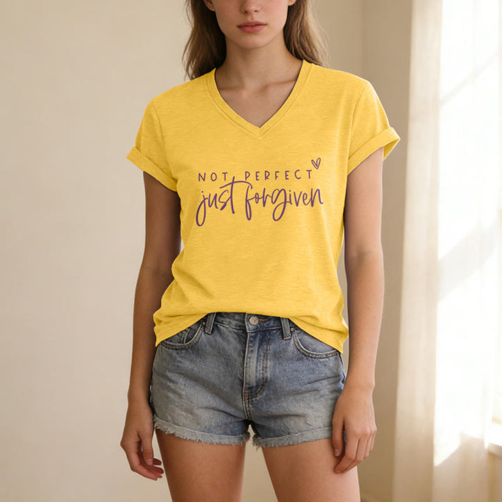 Christianartworkshop T-shirt décontracté à col en V avec un petit cœur en double police et un design discret, inspiré des motifs « Pas parfait, juste pardonné ». - image 7