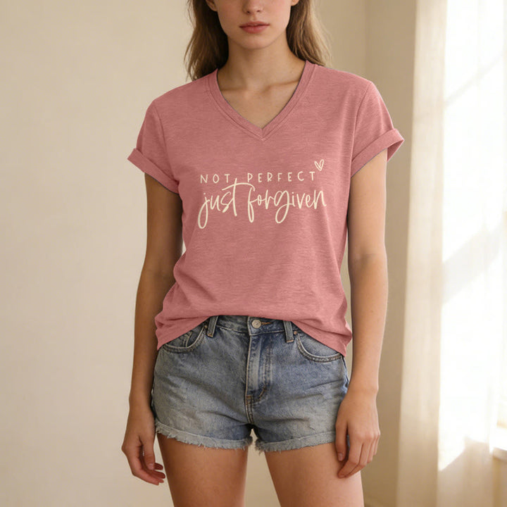 Christianartworkshop T-shirt décontracté à col en V avec un petit cœur en double police et un design discret, inspiré des motifs « Pas parfait, juste pardonné ». - image 1