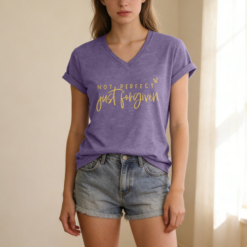 Christianartworkshop T-shirt décontracté à col en V avec un petit cœur en double police et un design discret, inspiré des motifs « Pas parfait, juste pardonné ». - image 11