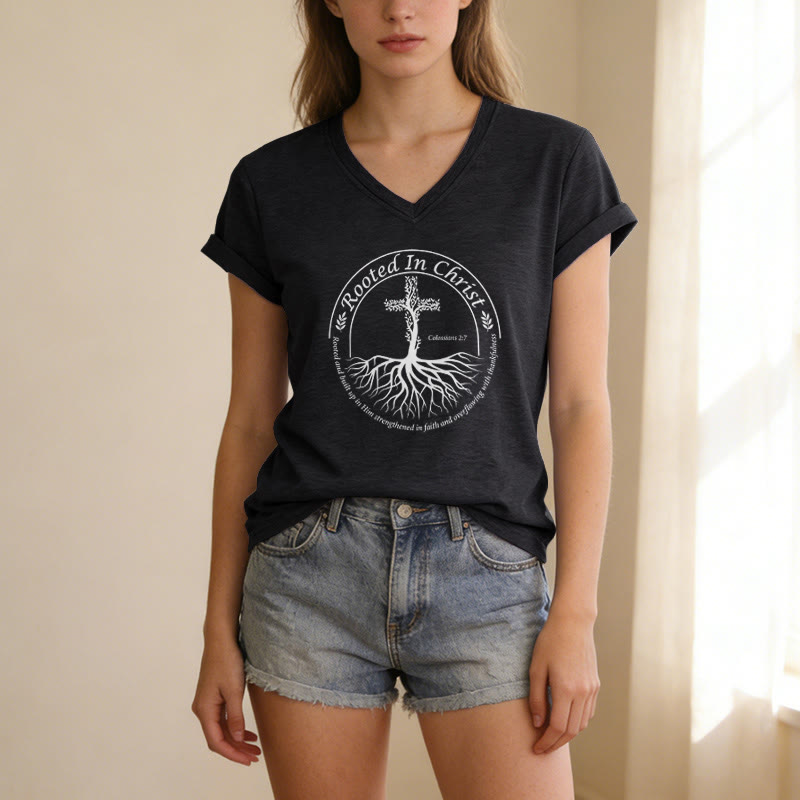 Christianartworkshop T-shirt décontracté à col en V avec motif de croix et de racines d'arbres, encadré circulaire et verset biblique, enraciné en Christ - image 5
