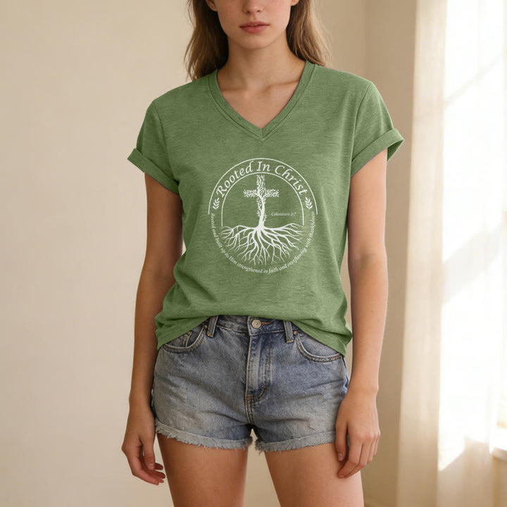 Christianartworkshop T-shirt décontracté à col en V avec motif de croix et de racines d'arbres, encadré circulaire et verset biblique, enraciné en Christ - image 19