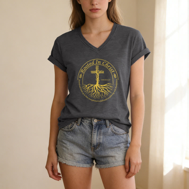 Christianartworkshop T-shirt décontracté à col en V avec motif de croix et de racines d'arbres, encadré circulaire et verset biblique, enraciné en Christ - image 1