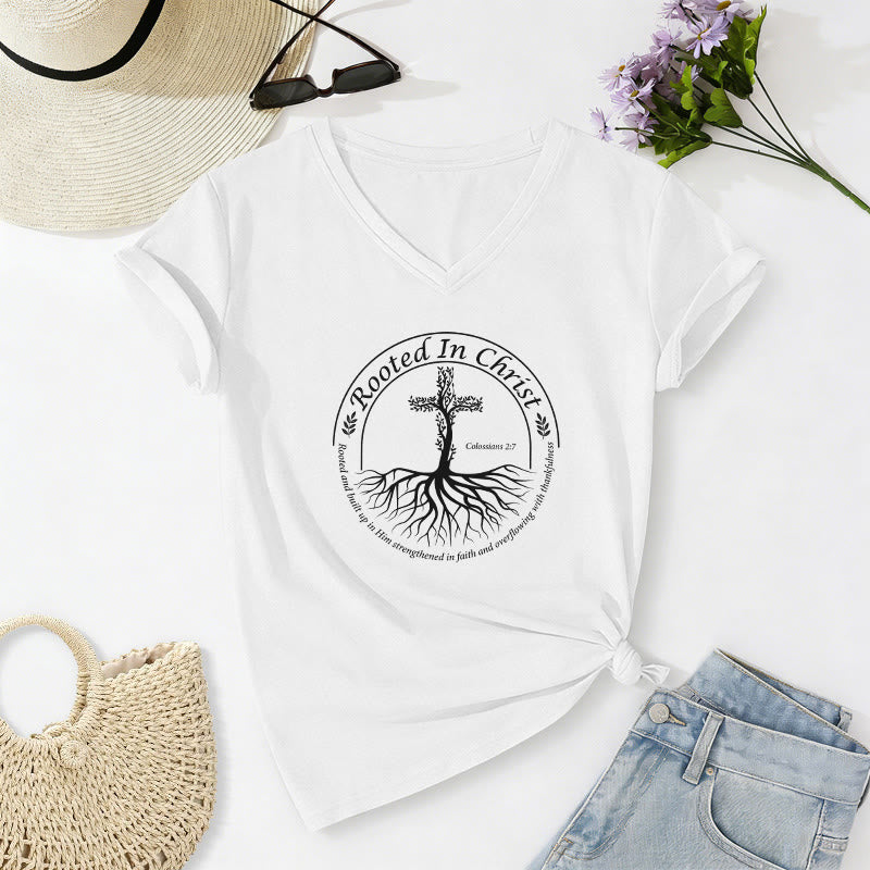Christianartworkshop T-shirt décontracté à col en V avec motif de croix et de racines d'arbres, encadré circulaire et verset biblique, enraciné en Christ - Blanc - 2XL - image 20