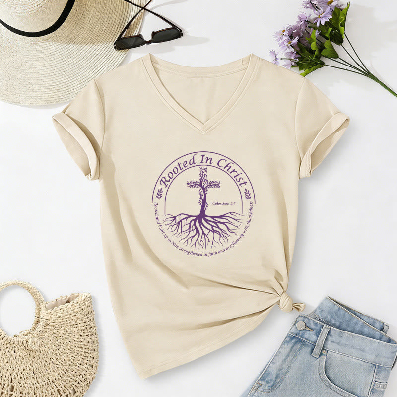 Christianartworkshop T-shirt décontracté à col en V avec motif de croix et de racines d'arbres, encadré circulaire et verset biblique, enraciné en Christ - Beige - 2XL - image 6