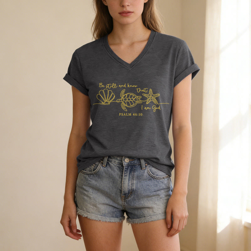 Christianartworkshop T-shirt col V « Soyez tranquilles et sachez que je suis Dieu » (dessin au trait, carapace de tortue marine, étoile de mer, Psaume 46:10) - image 3