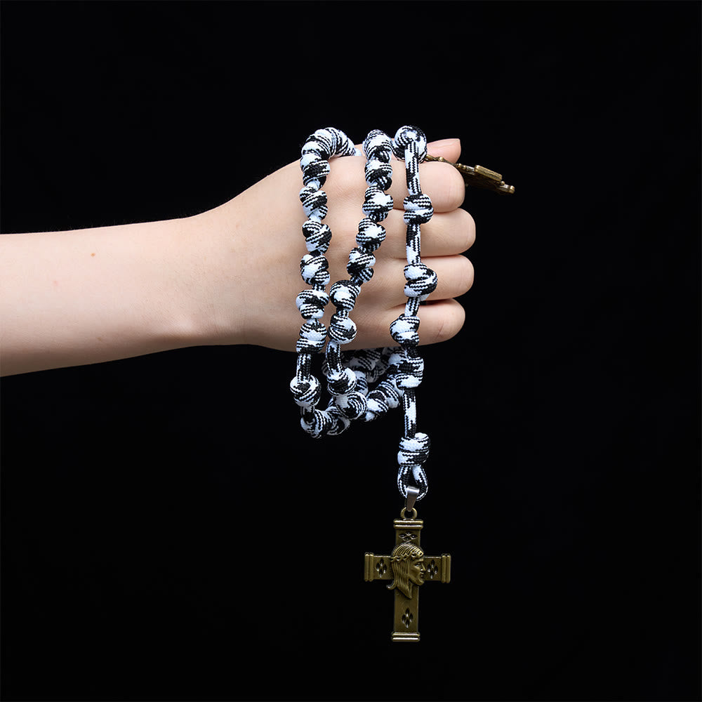 Christianartworkshop Chapelet en paracorde torsadée noire et blanche avec plaque de saint Benoît et croix de Jésus - image 1