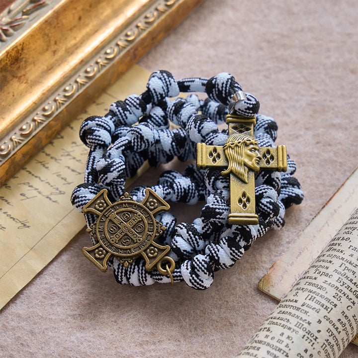 Christianartworkshop Chapelet en paracorde torsadée noire et blanche avec plaque de saint Benoît et croix de Jésus - image 4