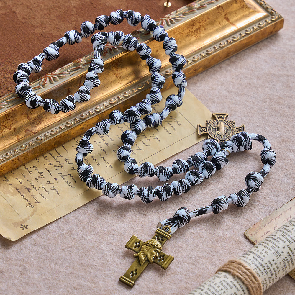 Christianartworkshop Chapelet en paracorde torsadée noire et blanche avec plaque de saint Benoît et croix de Jésus - image 2