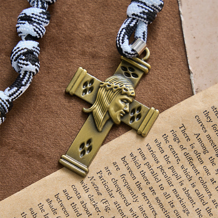 Christianartworkshop Chapelet en paracorde torsadée noire et blanche avec plaque de saint Benoît et croix de Jésus - image 5