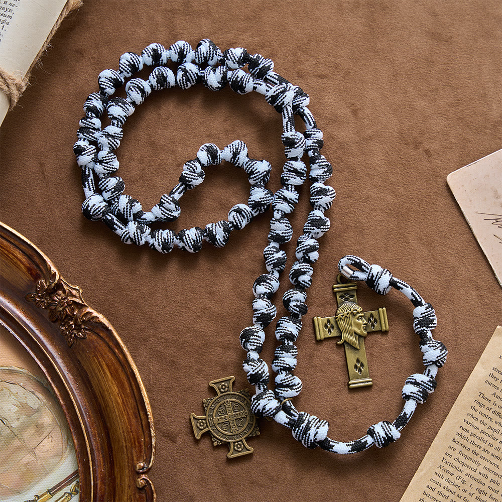 Christianartworkshop Chapelet en paracorde torsadée noire et blanche avec plaque de saint Benoît et croix de Jésus - image 3