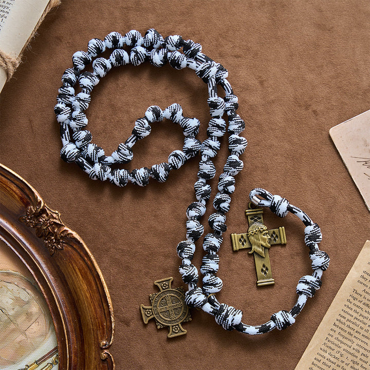 Christianartworkshop Chapelet en paracorde torsadée noire et blanche avec plaque de saint Benoît et croix de Jésus - image 3