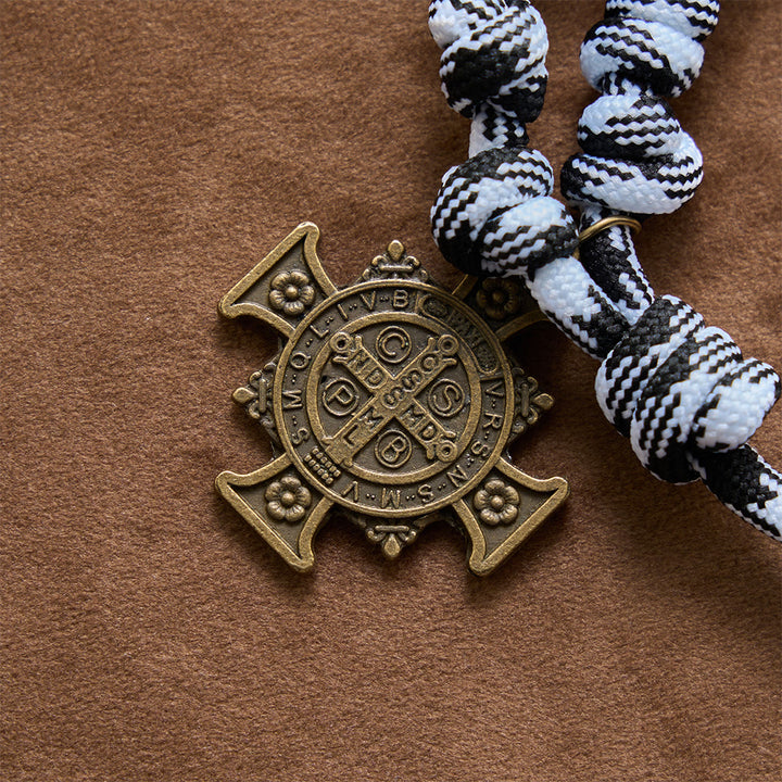 Christianartworkshop Chapelet en paracorde torsadée noire et blanche avec plaque de saint Benoît et croix de Jésus - image 7