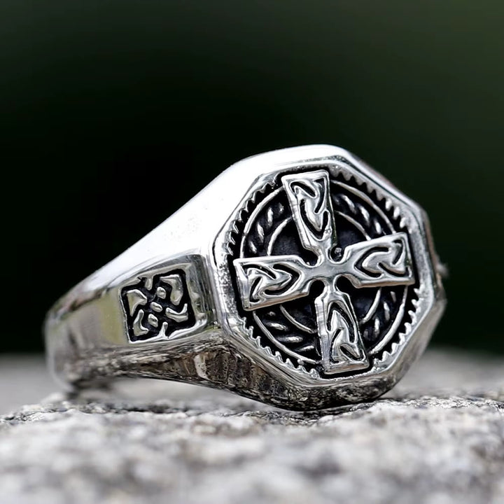 Christianartworkshop Bague chevalière octogonale à nœud celtique et croix : emblème intemporel d'une foi sacrée inébranlable - Argent - US 13 - image 1