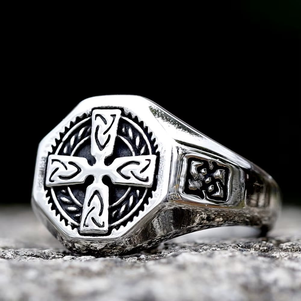 Christianartworkshop Bague chevalière octogonale à nœud celtique et croix : emblème intemporel d'une foi sacrée inébranlable - image 0