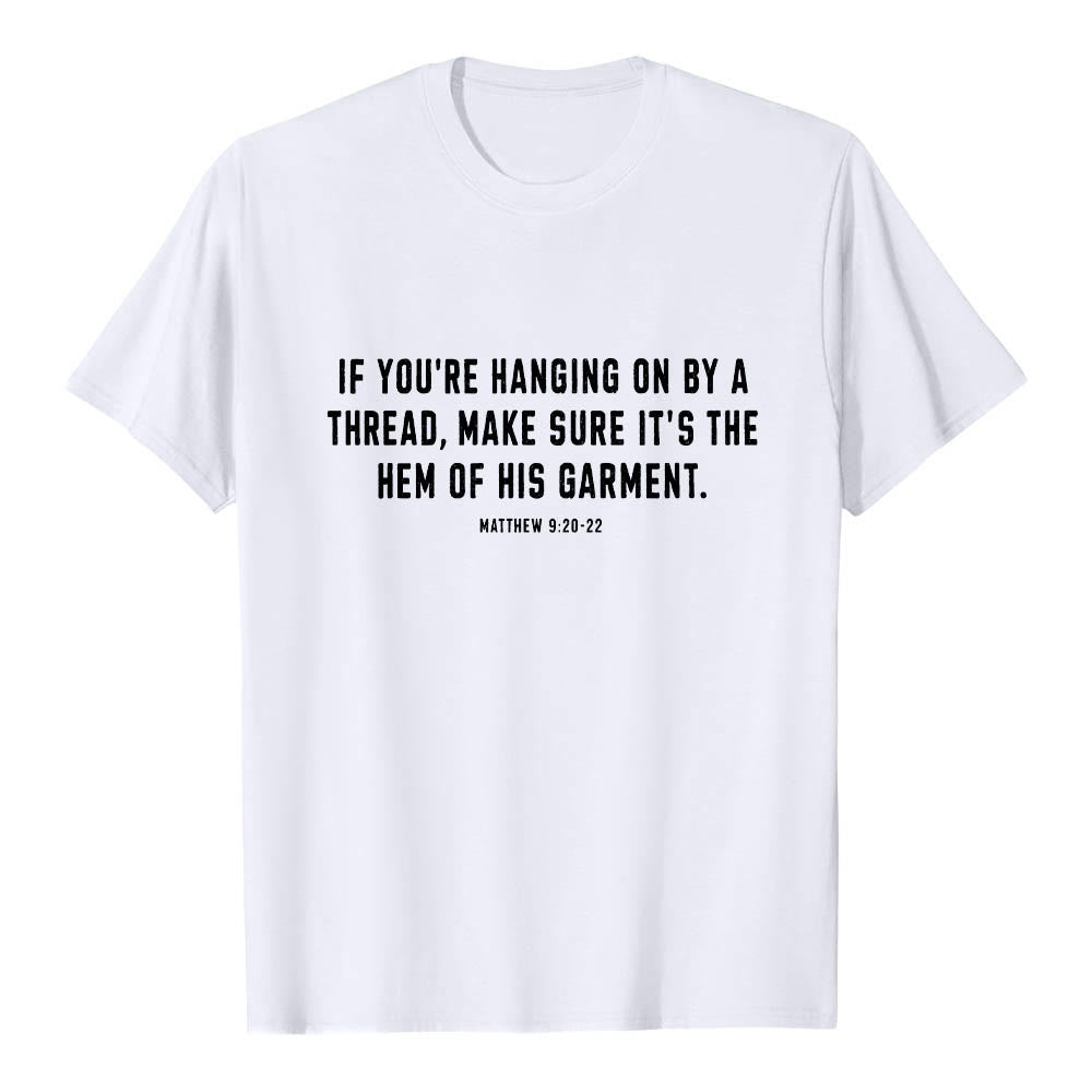 Christianartworkshop Si tu ne tiens qu'à un fil (Matthieu 9:22) - T-shirt premium à manches courtes - Illustration du berger et des brebis au dos - image 4