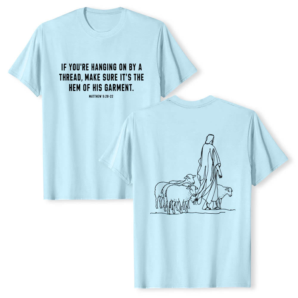 Christianartworkshop Si tu ne tiens qu'à un fil (Matthieu 9:22) - T-shirt premium à manches courtes - Illustration du berger et des brebis au dos - Bleu - 2XL - image 9