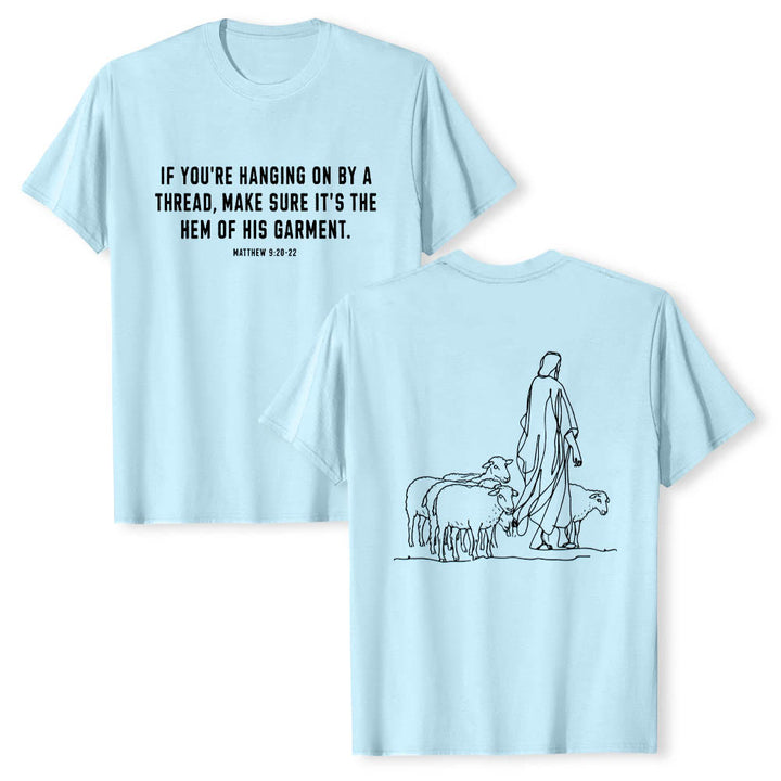 Christianartworkshop Si tu ne tiens qu'à un fil (Matthieu 9:22) - T-shirt premium à manches courtes - Illustration du berger et des brebis au dos - Bleu - 2XL - image 9