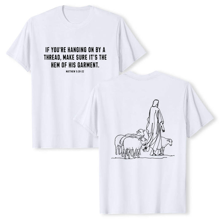 Christianartworkshop Si tu ne tiens qu'à un fil (Matthieu 9:22) - T-shirt premium à manches courtes - Illustration du berger et des brebis au dos - Blanc - 2XL - image 3