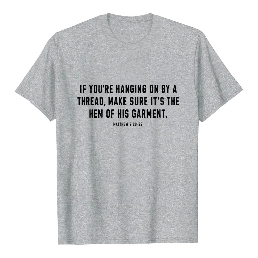 Christianartworkshop Si tu ne tiens qu'à un fil (Matthieu 9:22) - T-shirt premium à manches courtes - Illustration du berger et des brebis au dos - image 1