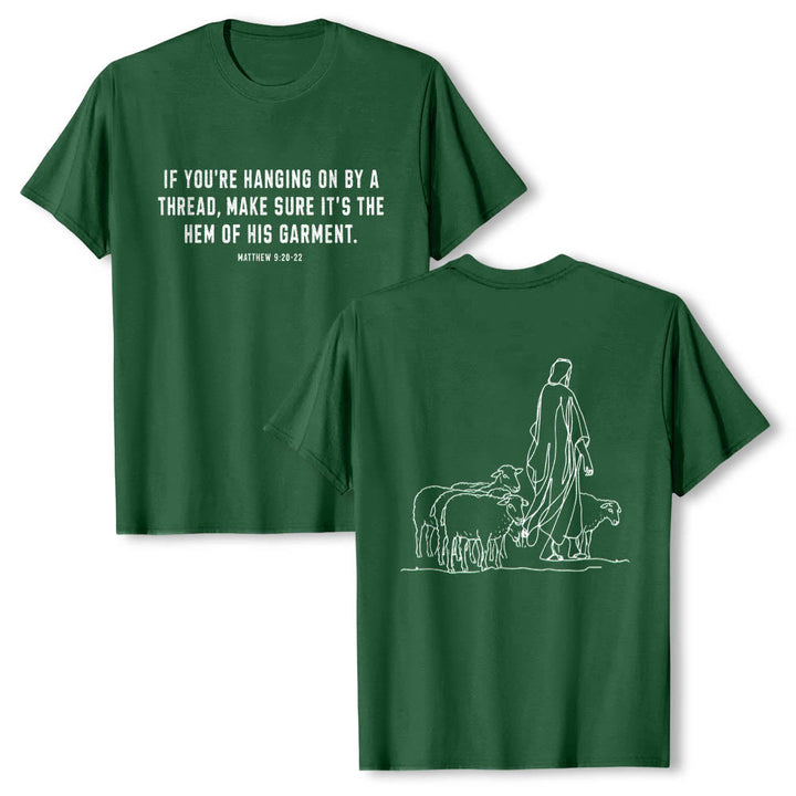 Christianartworkshop Si tu ne tiens qu'à un fil (Matthieu 9:22) - T-shirt premium à manches courtes - Illustration du berger et des brebis au dos - Vert foncé - 2XL - image 6