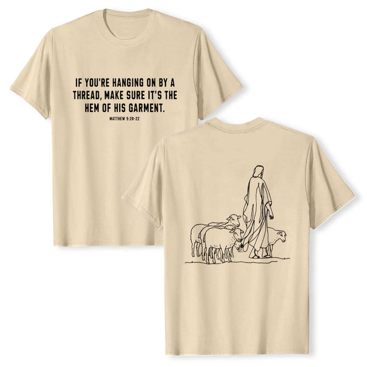 Christianartworkshop Si tu ne tiens qu'à un fil (Matthieu 9:22) - T-shirt premium à manches courtes - Illustration du berger et des brebis au dos - Beige - 2XL - image 18