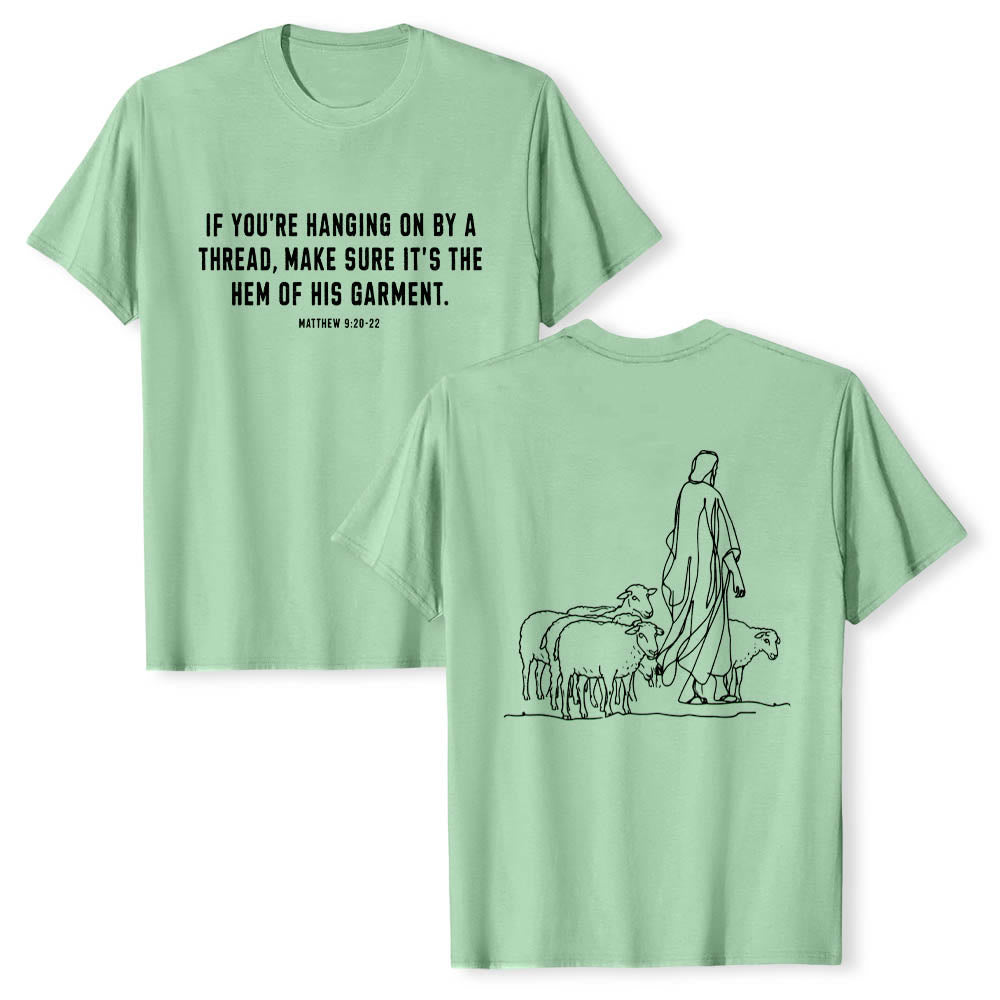 Christianartworkshop Si tu ne tiens qu'à un fil (Matthieu 9:22) - T-shirt premium à manches courtes - Illustration du berger et des brebis au dos - Vert clair - 2XL - image 21