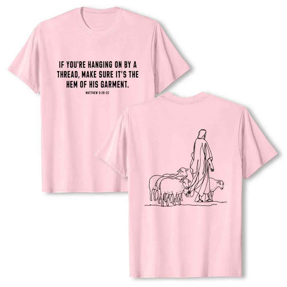 Christianartworkshop Si tu ne tiens qu'à un fil (Matthieu 9:22) - T-shirt premium à manches courtes - Illustration du berger et des brebis au dos - Rose - 2XL - image 24