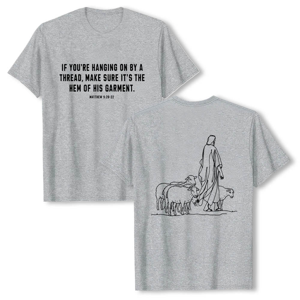 Christianartworkshop Si tu ne tiens qu'à un fil (Matthieu 9:22) - T-shirt premium à manches courtes - Illustration du berger et des brebis au dos - Gris - 2XL - image 0