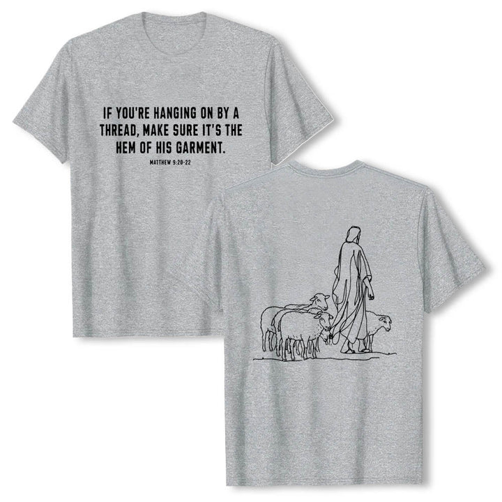 Christianartworkshop Si tu ne tiens qu'à un fil (Matthieu 9:22) - T-shirt premium à manches courtes - Illustration du berger et des brebis au dos - Gris - 2XL - image 0